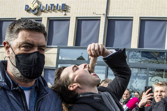 FOTO: Baudet verorbert grijze rakker op stoep politiebureau Emmeloord