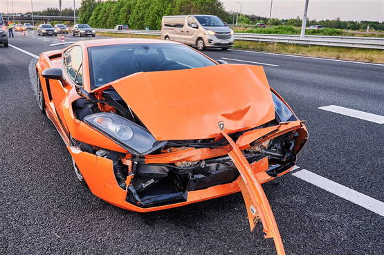 Je hoort er pas echt bij als: je een Lambo in de prak rijdt